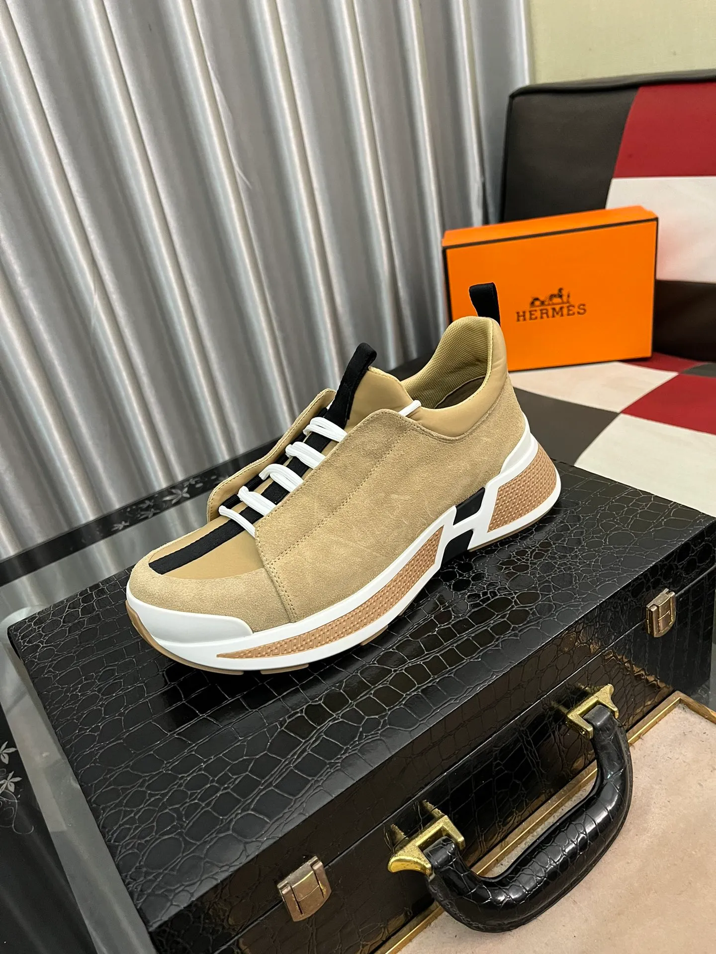 Men's shoes 💰: 560⌚️⌚️[Hermes] New sports shoes Hermès are the most comfortable shoes, no one else⃣️, they are very light on the feet and very good-looking, you will not feel tired when you go shopping and running around 👍 Very light and comfortable, extremely light, perfect for both sports and leisure! It’s up to you to choose, there’s always what you want~ Comes with a full set of packaging gift bags and invoices ✔️Fabric: imported first-layer cowhide ✔️Inner lining: breathable mesh ✔️Outsole: genuine leather bottom ✔️Size: Men 38-44 (45 custom-made) 5️⃣colors available